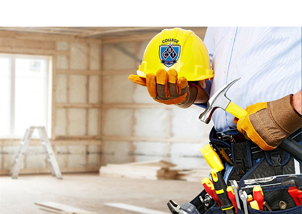 Trabajador capacitado en construcción posa frente a escalera con herramientas y casco con logo de CBT College.